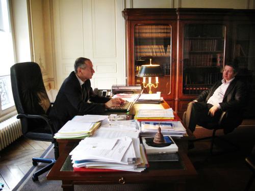 Patrick Safar dans son bureau de la chambre nationale des huissiers avec un délégué régional de la chambre